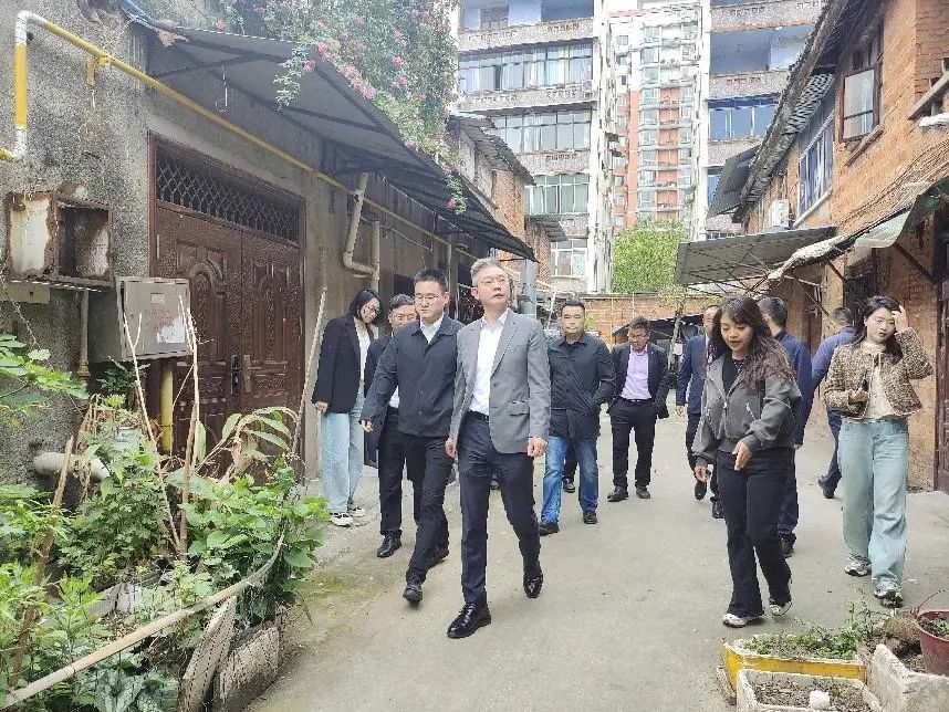 德陽市委常委、組織部部長周鴻調(diào)研督導(dǎo)紅雨村七組城市更新項目推進工作